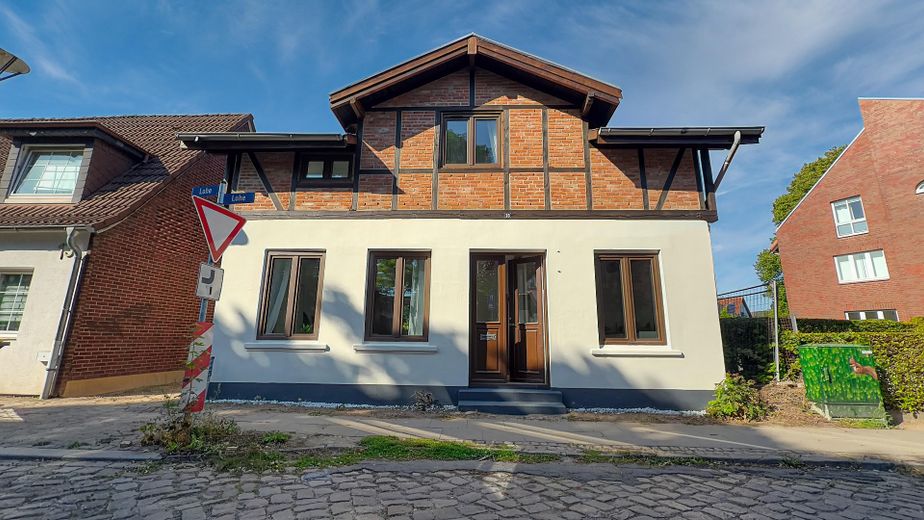 Modernisiertes EFH mit ruhigem Garten im Zentrum von Ahrensburg – Straßenansicht