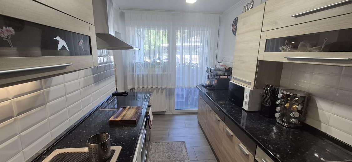Appartement moderne de 4,5 pièces, 105 m², de plain-pied avec 2 balcons dans un cadre calme en lisière de forêt à Mühlacker – moderne Einbauküche