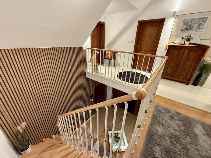 NEU! Ikonische, lichtdurchflutete Landhaus Villa mit Einliegerwohnung & mögl. Grundstkserweiterung – Galerie Abends