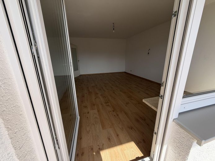 Mooie, ruime 3-kamerwoning 90m² met zuidwestbalkon en droomuitzicht in Rosenheim-Pang – Wohnzimmer