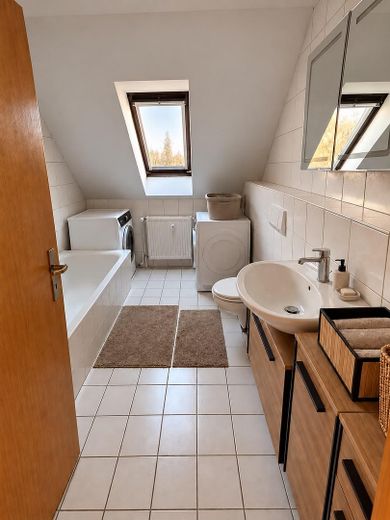 Seltene Gelegenheit in Holtorf: Großzügiges Zweifamilienhaus mit Terrasse und Garage – Bad Dachgeschoß