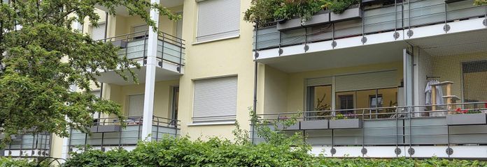 हरित परिवेश में विशेष आवास – प्रमुख स्थान पर कमीशन-मुक्त 2-कमरे का अपार्टमेंट – Balkon mit Blick in's Grüne