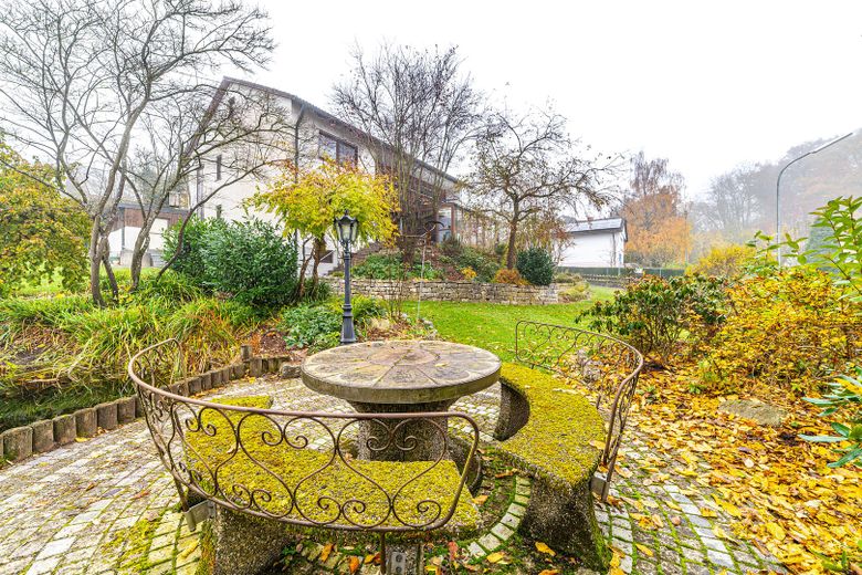 Zweifamilienhaus in Massivbau mit großem Garten in ruhiger Lage – Sitzplatz am Teich