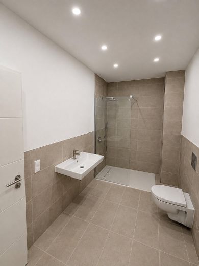 Kernsanierte 1 Zimmer Wohnung mit großer Terrasse – Badezimmer 