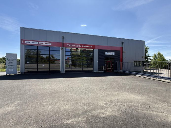 Modernes Technikcenter mit Ausstellungshalle und großem Grundstück direkt an der B444 – Kundenübergabehalle / Büros