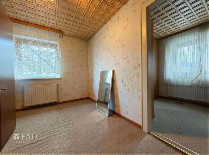 RESERVIERT***Kleine Doppelhaushälfte mit großem Grundstück und Entwicklungspotenzial – Schlaf- und Ankleidezimmer