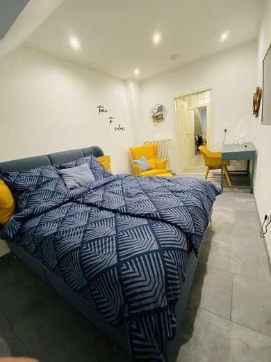 Frisch sanierte 1-ZKB Dachgeschosswohnung Frankfurt-Höchst | Stellplatz | privat – Schlaf- u. Wohnzimmer