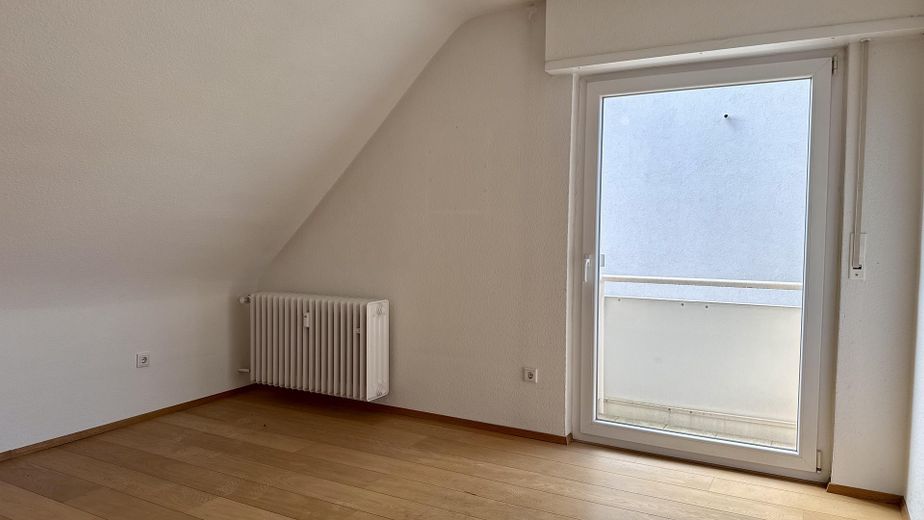 Przestronne 4-pokojowe mieszkanie na poddaszu z balkonem i nową łazienką – Zimmer 3/2