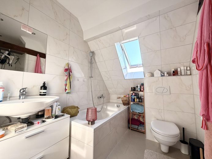 Einzigartiges Dachgeschoss +++ PROVISIONSFREI +++ 4 Zimmer, offene Balken & viel Tageslicht + Garage – Tageslichtbad mit Wanne 