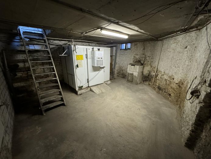 Immeuble commercial complet avec 10 chambres rénovées, un rez-de-chaussée à usage flexible et un potentiel d’aménagement dans les combles – 1. und 2. OG - Zimmer 