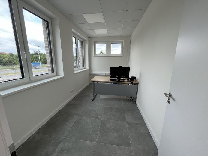 Espacio para su empresa: tres oficinas climatizadas con cinco plazas de aparcamiento en Scharbeutz – Büro 2