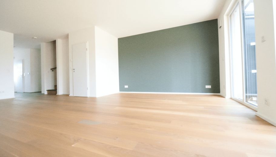 WRS Immobilien - Niederdorfelden - casa a schiera di testa come nuova con buone dotazioni + garage – Wohnzimmer - Bild 2
