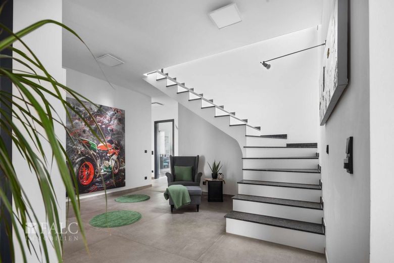 Moderne Villa mit Panorama! Feldrandlage pur! – Diele/Treppe