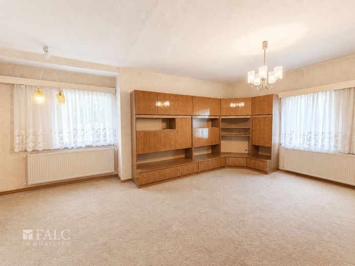 Großzügiges Anwesen mit historischem Wohnhaus und viel Potenzial - FALC Immobilien – Wohnzimmer OG