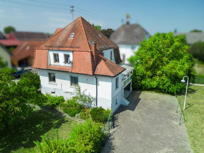 Ek yapılaşma imkânına sahip geniş arsada villa tarzı müstakil ev – Luftbild der Ostseite