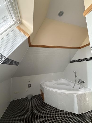 Lichtdurchflutete 2-Zimmer-Dachgeschosswohnung mit zusätzlichem Wohnbereich im Spitzboden – Foto 9