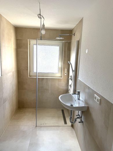 Erstbezug nach Sanierung- tolle 3-Zimmer Wohnung mit Balkon – Badezimmer