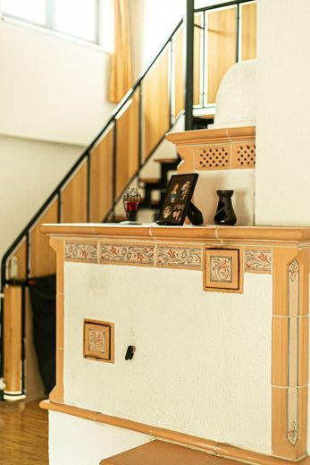 Landhaus Generationenhof mit bis zu 10 ha Land und Bachlauf – Kachelofen Treppe Galerie