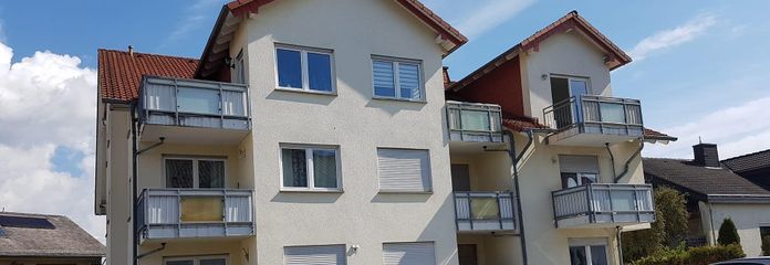 Atrakcyjne mieszkanie 1-pokojowe z tarasem, kuchnią w zabudowie, miejscem parkingowym i piwnicą – Außenansicht Haus