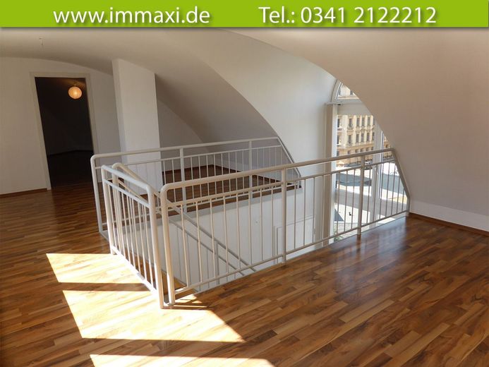 MAISONETTE IM DACHGESCHOSS + 2,5 RAUM VERMIETET + 2 TIEFGARAGENPLÄTZE – Galerie obere Ebene (2)