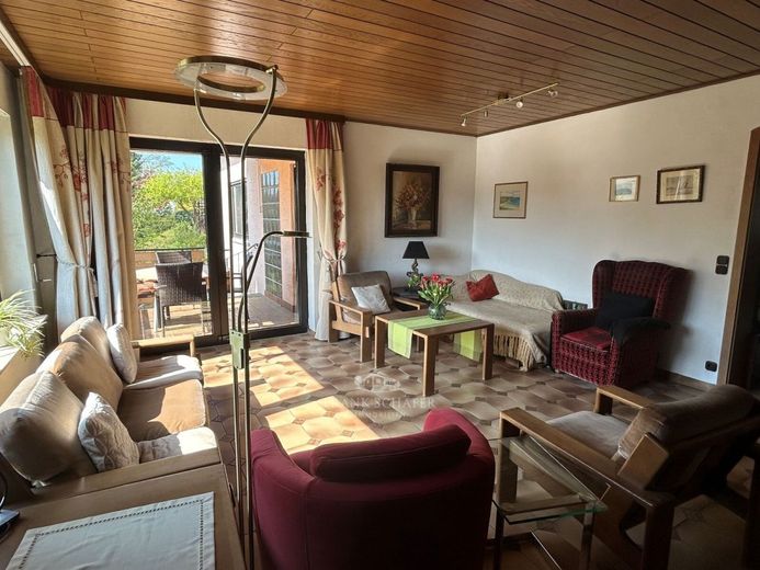 FRANK SCHÄFER IMMOBILIEN - EFH in Saulheimer Toplage: ca. 200m² Wfl. &amp; außergewöhnliches Grundstück – Wohnzimmer mit Balkon