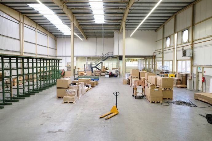 Rednitzhembach'te üretim veya depolama için ısıtmalı 2819qm sanayi hangarı, yaklaşık 10m yüksekliğinde – Halle