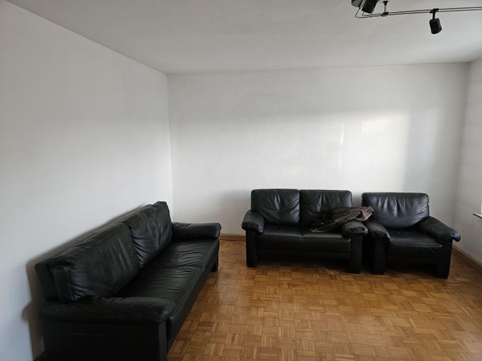 LIBERA Bellissimo luminoso e tranquillo appartamento di 2 locali con posto auto in autorimessa sotterranea Hannover-Misburg-Nord – Wohnzimmer1