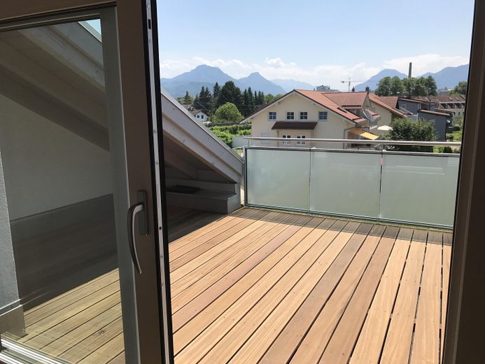 منزل صف حديث مع تراس على السطح – Studio Dachterrasse 