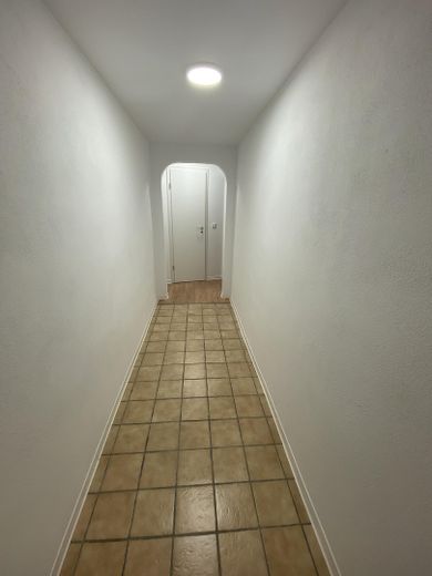 1 Zimmer-Apartment renoviert und neu möbliert, super zentral! – Fur