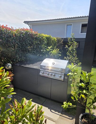 Exclusief vrijstaand huis met wellness-tuin & energieklasse A+ in het centrum van Pulheim – Grillküche