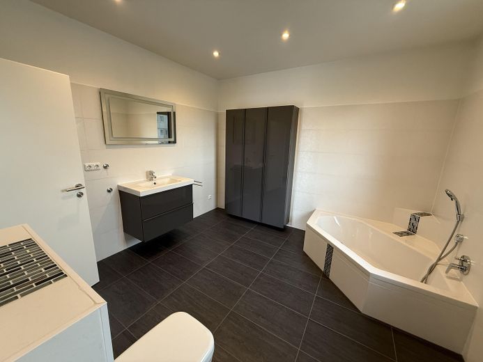 Provisionsfreies Traumhaftes Penthouse mit privater Dachterrasse und Fahrstuhl direkt in die Wohnung – Bad