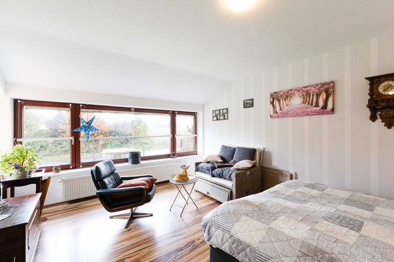 Wohlfühloase für zwei Familien - mit Pool, Sauna und Garten – Wohnzimmer Altbestand b