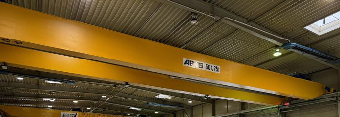 Halle mit Krananlagen