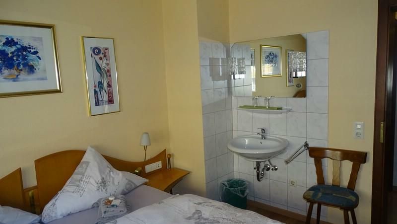 Hotelzimmer m. Waschbecken
