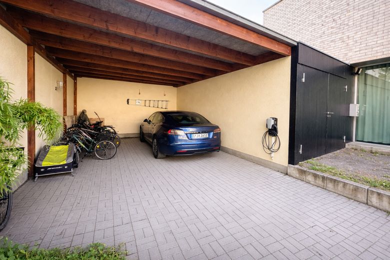 Herrschaftliche Hochparterrewohnung mit Terrasse, Kamin, Carport, in ruhiger Lage – Carport