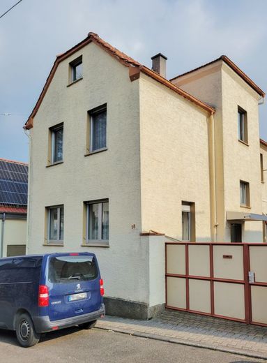 Rarität! Familienhaus in Mz-Finthen! Viel Charme &amp; Platz für eigene Ideen! Innenhof, Anbau,Scheune.. – Hausansicht
