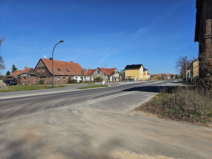 3 Hektar Potenzial - deine Chance auf Wertsteigerung. – Gegenüberliegende Straße mit Bushaltestelle(0)