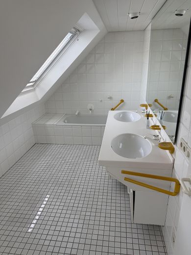 Zadbany dom jednorodzinny w stylu dziedzińca ogrodowego, zapewniający dużą prywatność – zmodernizowany i gotowy do zamieszkania – Badezimmer mit Dusche Wanne