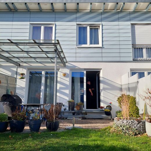 Haus mit überdachter Terrasse 