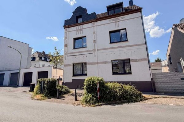 Duisburg-Alt-Homberg’de bahçeli, 2 garajlı ve çatı katında genişletme rezervi bulunan iki ailelik ev