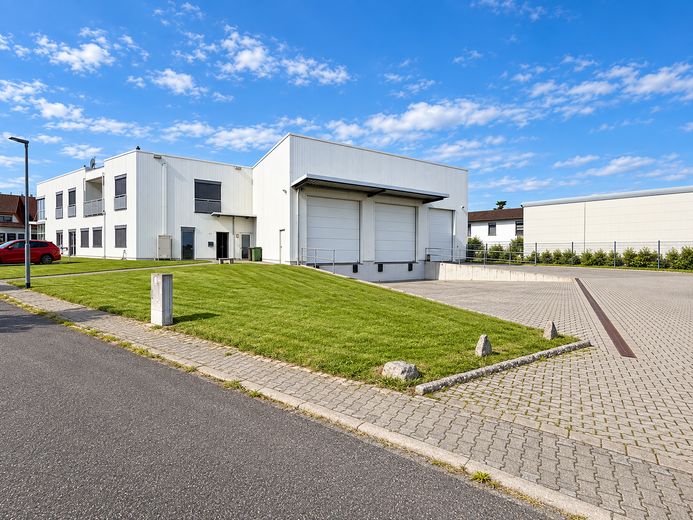 Immobile commerciale polivalente con showroom, capannone e unità abitativa a Heusenstamm – Ladehof mit Rolltoren