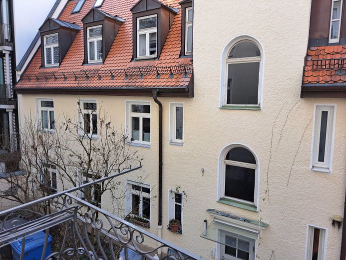 von Balkon zum Rückgebäude
