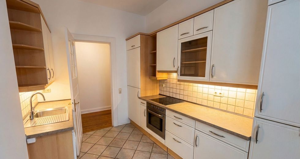 3 pok. mieszkanie w starej zabudowie Eimsbüttel, zmodernizowane, wysokie sufity, drewniane deski, sztukaterie, ok. 70 m², wolne/gotowe do zamieszkania – Einbauküche mit Fliesen