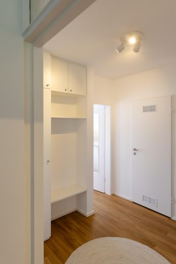 Möbliertes Zimmer auf Zeit in Berufstätigen-WG – Flur mit Blick auf Küche