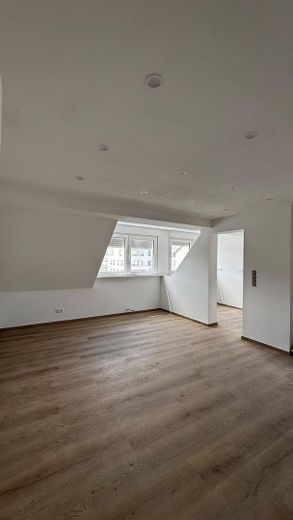 Charmante 50-qm-Wohnung mit neuer, moderner Einbauküche in vollständig saniertem Mehrfamilienhaus – wohnen / schlafen 