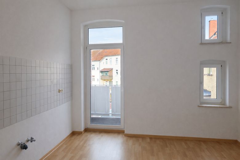 Küche mit sonnigem Balkon