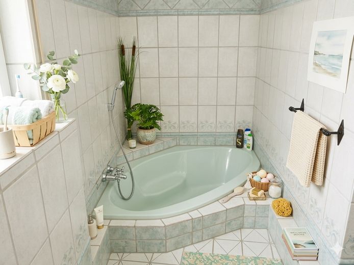 Großzügig wohnen, clever heizen (VHB): Architektenhaus mit Fußbodenheizung, Galerie & Specksteinofen – Badezimmer mit Wanne