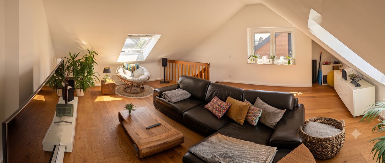 Großzügige Maisonette-Wohnung mit Süd-Balkon in Zentrumnähe – Wohnzimmer