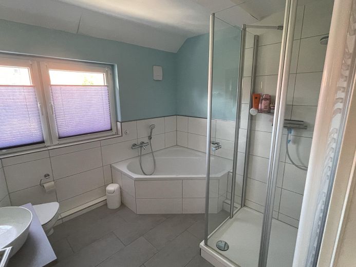 moderne DG-Maisonette, ideal für Familie mit Kind – Bad