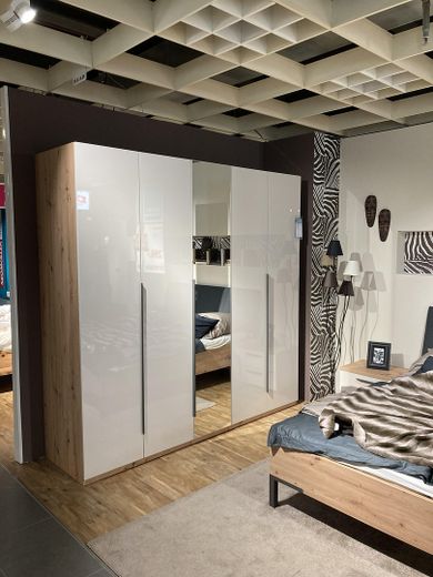 Obra nueva de 2 habitaciones en Feldmoching, amueblado y con balcón, primera ocupación – Schlafzimmer Schrank